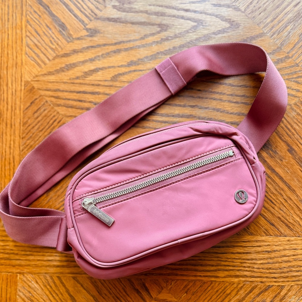 ululemon Everywhere Belt Bag Crossbody | Mauve Pink | Adjustable